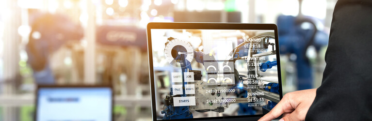 Engineer hand using laptop with machine real time monitoring system software. Blur automation robot arm machine in smart factory Industry 4th iot , digital manufacturing operation technology concept. Datenmanagement