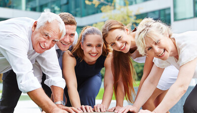 Business Team bei erfolgreicher Zusammenarbeit