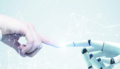 Zu sehen ist ein Mensch der mit einem Roboter in Kontakt tritt.