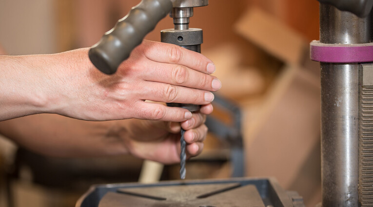 Man change the chuck on a drill